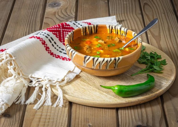Descoperă cele mai iubite ciorbe din România și prețurile lor!