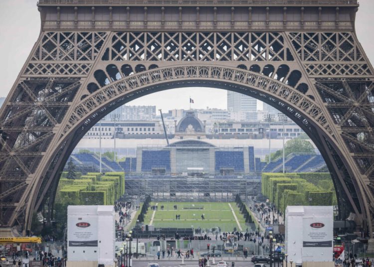 Celebrări pe Turnul Eiffel: 72 de femei savante vor fi onorate!