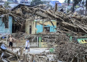 Tragedie în Indonezia: 7 morți și 80 de dispăruți după alunecare de teren