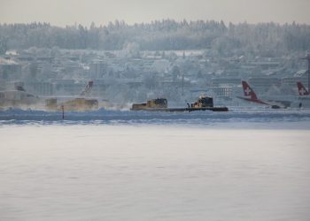 Aeroporturi europene blocate de polei și zăpadă: trafic aerian afectat!