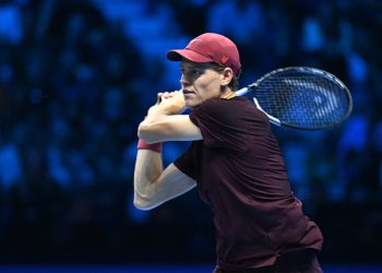 Crampe și victorie: Jannik Sinner avansează în optimi la Australian Open!