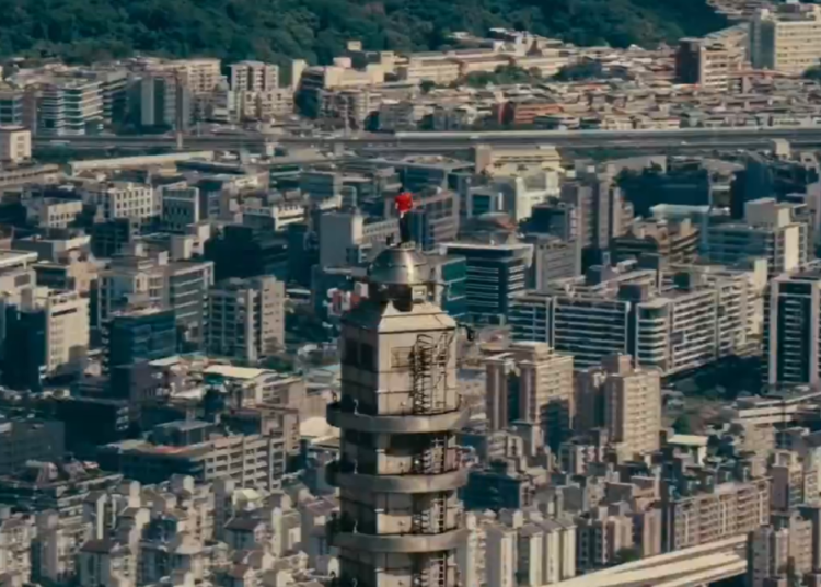 Alex Honnold, primul alpinist care cucerește Taipei 101 fără frânghii!