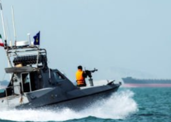 Bărci înarmate au atacat o navă în Strâmtoarea Hormuz!