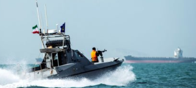 Bărci înarmate au atacat o navă în Strâmtoarea Hormuz!