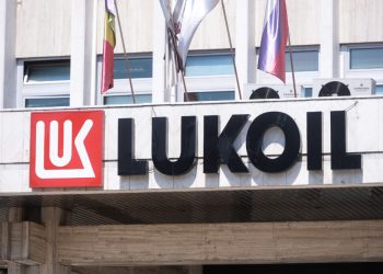 Lukoil dă în judecată România: forța majoră și miza din Marea Neagră