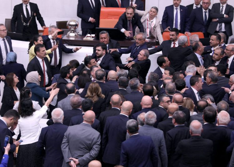 Scandal în Parlamentul Turciei: Bătaie după numirea ministrului Justiției!