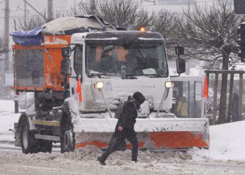 Salubrizarea Capitalei: Trotuarele și trecerile de pietoni, în pericol!