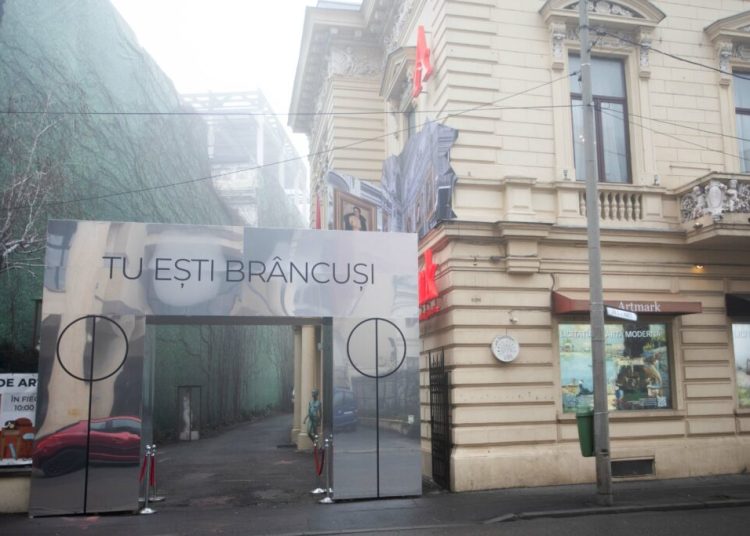 „Tu ești Brâncuși”: Oglinda gigantică a „Porții Sărutului” te așteaptă!