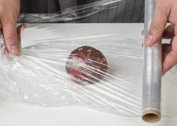 Descoperă trucul puțin cunoscut pentru a scăpa de folia lipicioasă!