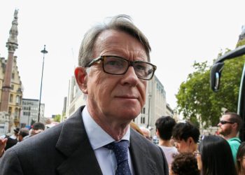 Fostul ambasador britanic în SUA, Peter Mandelson, arestat pentru abuz!