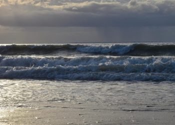 Un erou de 13 ani: A înotat 4 ore pentru a-și salva familia!