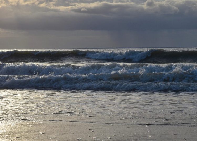 Un erou de 13 ani: A înotat 4 ore pentru a-și salva familia!