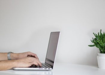 Amendă uriașă pentru compania de site-uri porno din UK pentru lipsa verificării vârstei