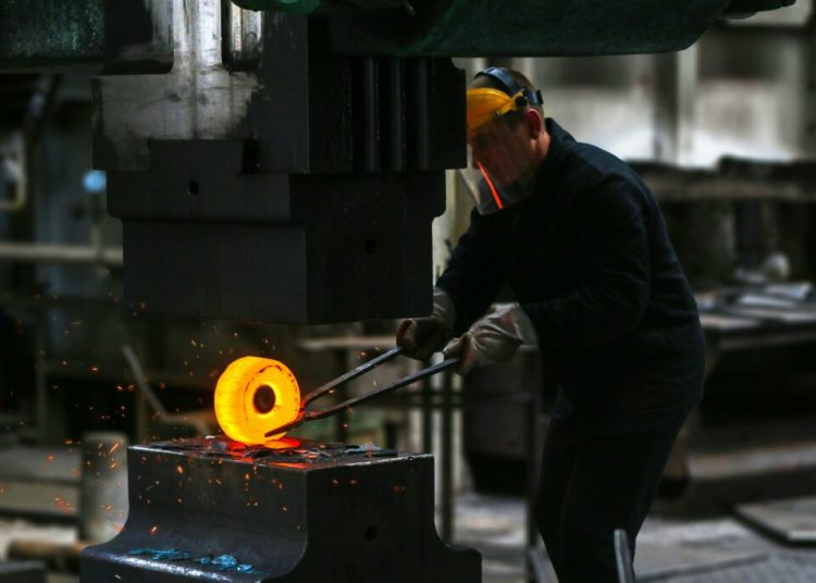 Sute de mii de români rămân fără locuri de muncă în 2025!