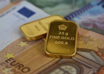 Curs valutar 2 februarie: Euro coboară, dolarul urcă, aurul se ieftinește!