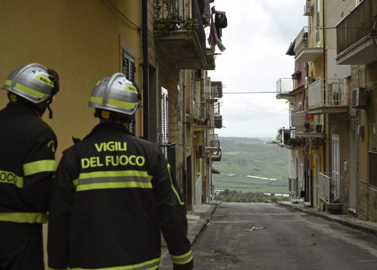 Pompierii din Sicilia salvează 400 de cărți rare dintr-o bibliotecă!