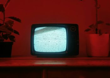 Impactul televizorului în fundal asupra dezvoltării copiilor: Descoperă legătura!