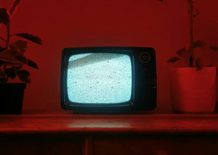 Impactul televizorului în fundal asupra dezvoltării copiilor: Descoperă legătura!