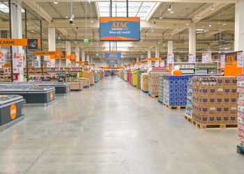 Controverse la centrele Auchan: Legături cu apropiați ai lui Orban!