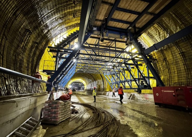 Iarna nu oprește avântul! Muncitorii continuă lucrările pe A1