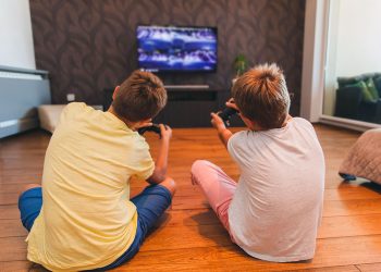 Macron propune restricții pentru protejarea copiilor de jocurile violente