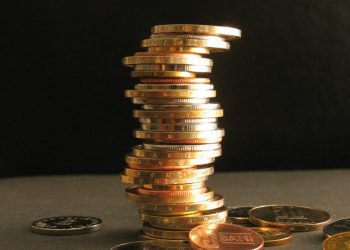 Recesiunea lovește România: consumul scade, angajările stagnează!