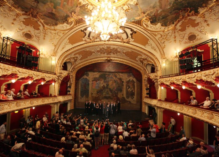 Din Dionysos în Caragiale: O celebrare pasională a teatrului!