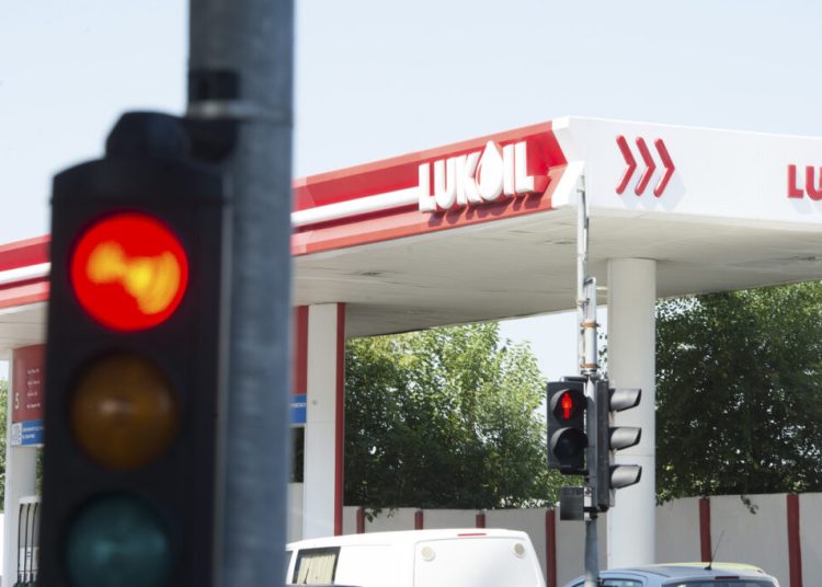 Lukoil: Amânarea sancțiunilor internaționale – Ce trebuie să știm?