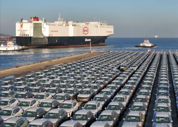 Vânzările de mașini electrice scad drastic: Ce se întâmplă cu liderul pieței?