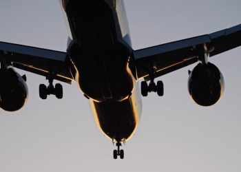 Compania aeriană interzice muzica și videoclipurile fără căști!