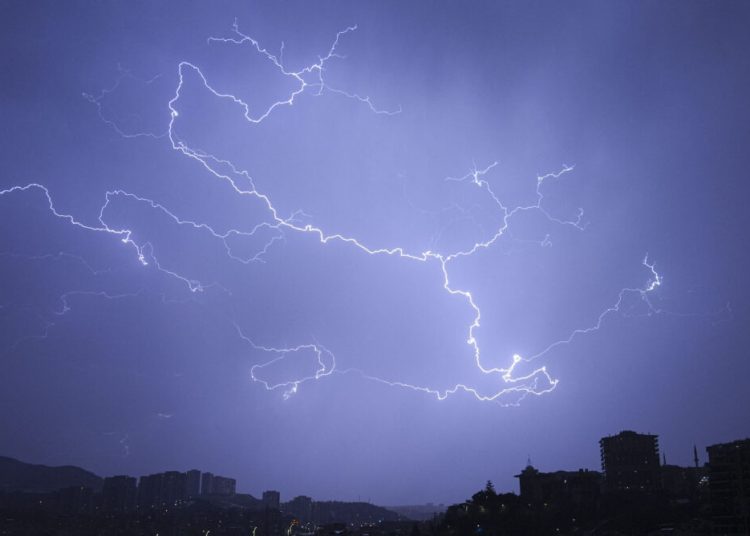 Secretele fulgerului învăluite în mituri: grecii și romanii antici