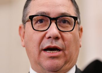 Fata lui Victor Ponta, blocată la îmbarcare din cauza unei reguli!