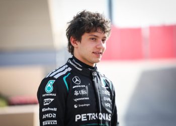 Kimi Antonelli deschide cursa în China: Mercedes dominatează grila!