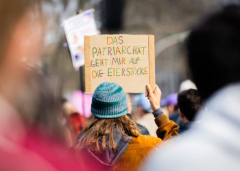 Proteste masive în Europa de Ziua Femeii: Oamenii cer egalitate și siguranță!