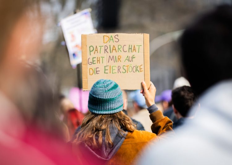 Proteste masive în Europa de Ziua Femeii: Oamenii cer egalitate și siguranță!