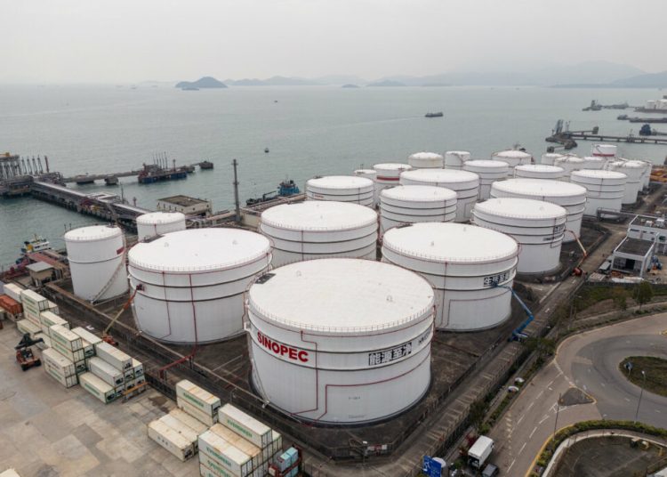 Trump și Iran: Războiul care împinge petrolul spre 200 de dolari!