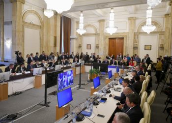 Reuters analizează criza bugetară din România: Deficit record și recesiune!