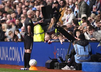 Sondaj: 75% dintre fani contestă arbitrajul video în Premier League!