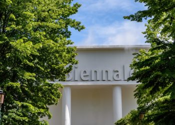 Europarlamentarii amenință cu tăierea fondurilor Bienalei dacă participă rușii