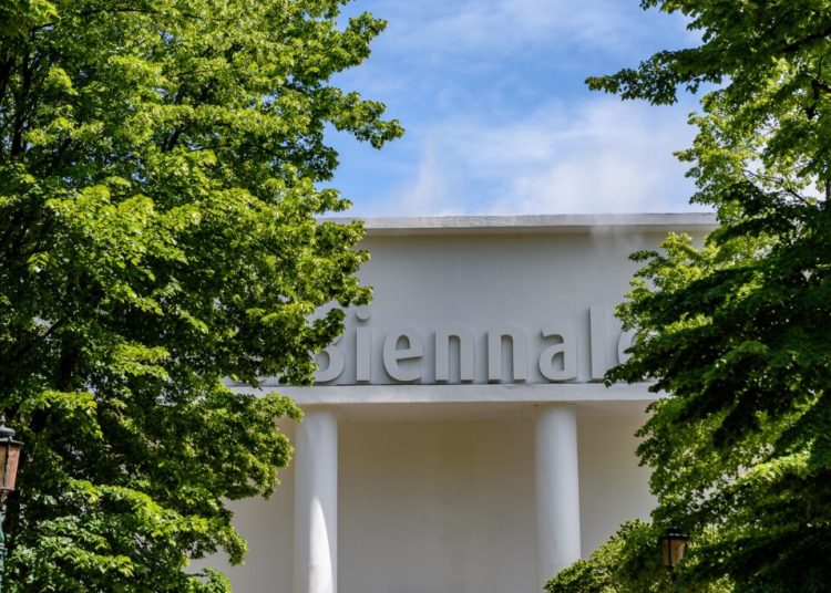 Europarlamentarii amenință cu tăierea fondurilor pentru Bienala de la Veneția!