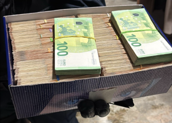 Șeful ARR reținut de DNA: 500.000 de euro descoperiți în cutii și valize!