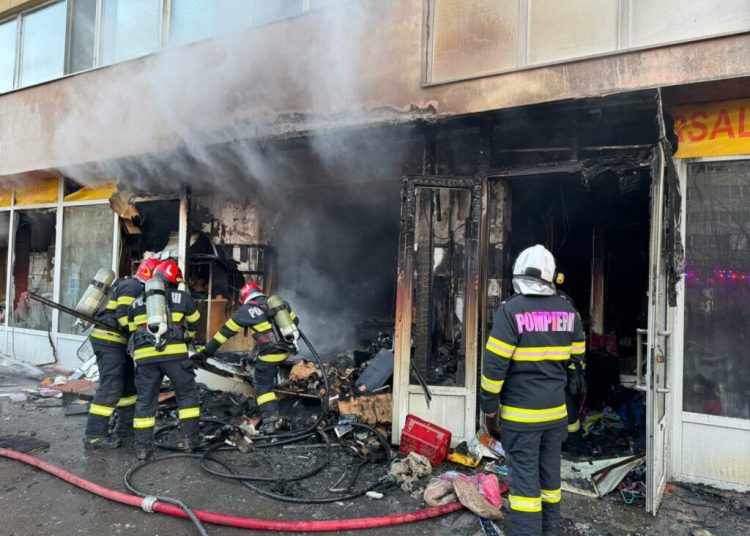 Flăcări devastatoare într-un centru comercial din București!