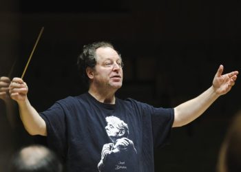 Dirijorul John Axelrod revine la București cu bagheta lui Bernstein!