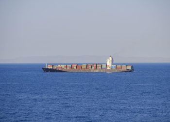 Rușii își escortează navele cu grupuri înarmate în ape internaționale!