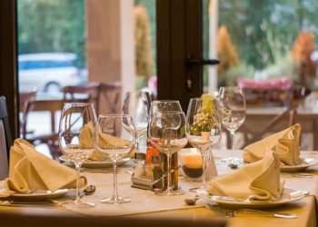 Românii evită restaurantele: nota de plată a scăzut cu 13%!