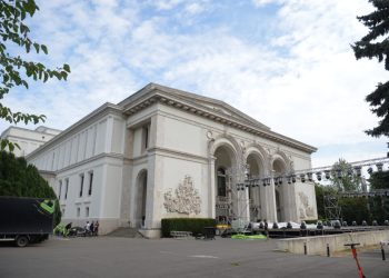 „Râsete și intrigi: ‘Bărbierul din Sevilla’ încântă Bucureștiul!”