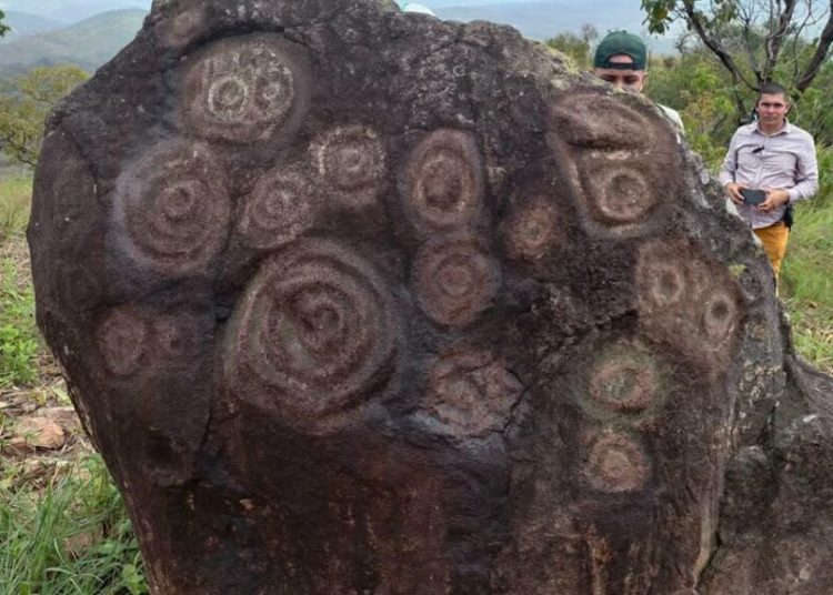 Arheologii descoperă cele mai vechi petroglife preistorice!