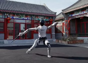 Robotul care a speriat o bătrână, escortat de polițiști!