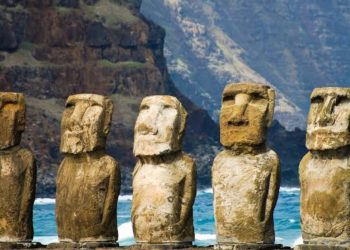 De ce se distrug statuile Moai și cum le putem salva?