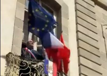 Primarul din Franța șochează: a îndepărtat steagul UE de pe primărie!